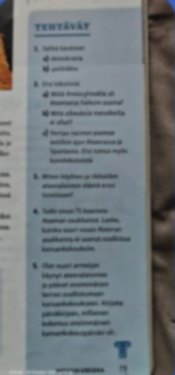 Oppilaan kuva oppikirjan tehtäväsivusta, jolla on viisi tehtävää (kuvaa on sumennettu)